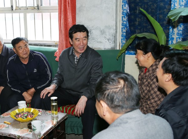 (5)市政协主席师建平（左二）在居民家中了解群众生活情况