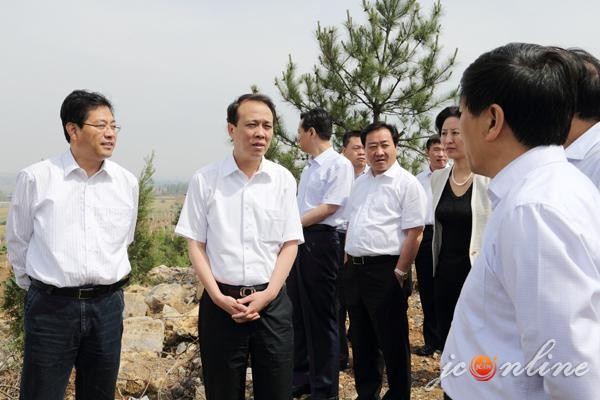 (17)现任市长刘润民（左二）,2013年2月任职