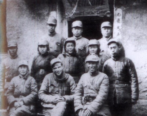 (13)朝鲜与美国等国际友人支援中国人民的正义战争，图为朝鲜独立同盟太岳分盟与美国飞行员在沁水合影