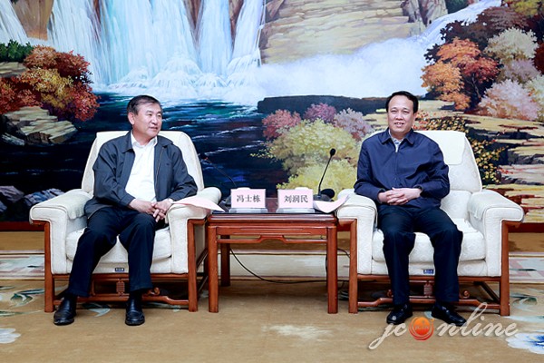 (1)图为市长刘润民会见国投公司高层并进行项目接洽