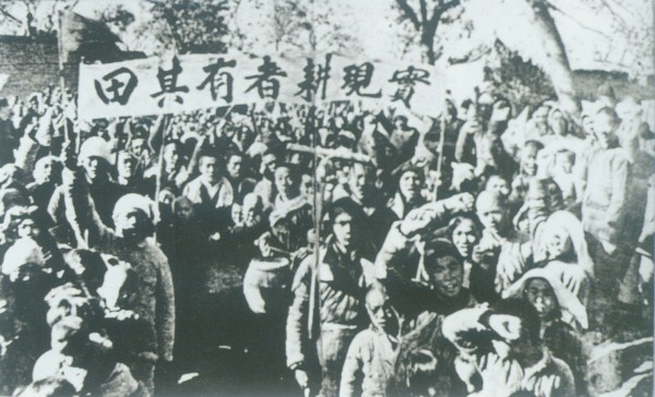 (8)士敏县农民集会游行，欢呼土地改革完成