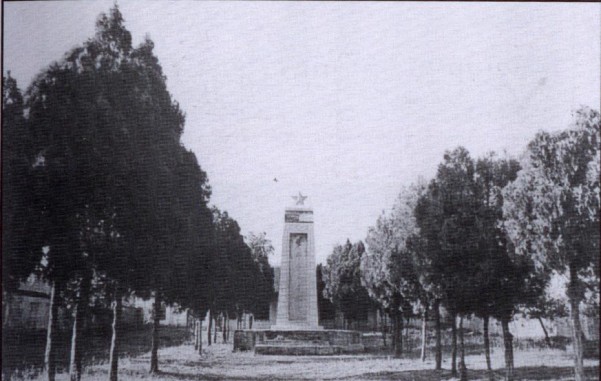 (8)1943年秋，晋城军民粉碎日军扫荡。图为掩埋烈士遗骨的寺河烈士陵园