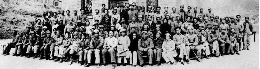 1942年，毛泽东与延安文艺座谈会代表合影.jpg