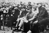 毛泽东与肖劲光等陪同美军观察组观留守兵团的军事演习