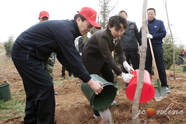 (5)市委书记张九萍、市长刘润民与干部群众一道参加义务植树