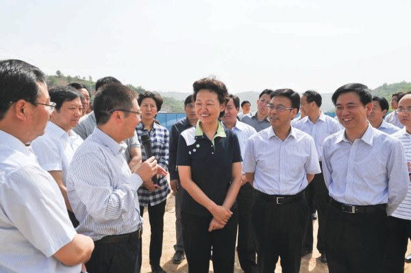 (12)现任市委书记张九萍（前中）,2012年1月任职
